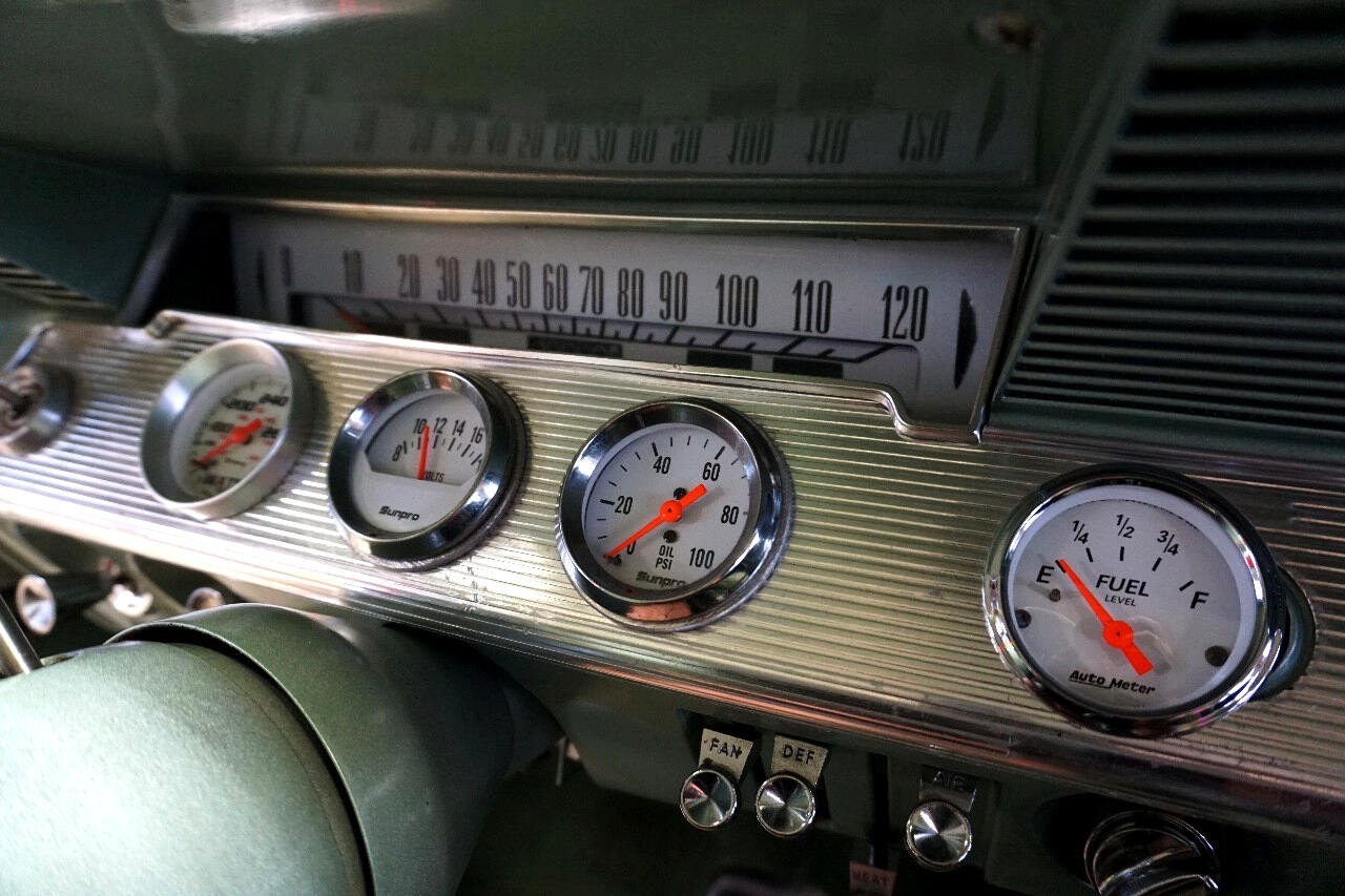 Chevrolet-Impala-1961-Classic-Car-28