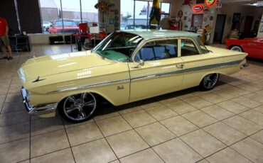 Chevrolet-Impala-1961-Classic-Car-3