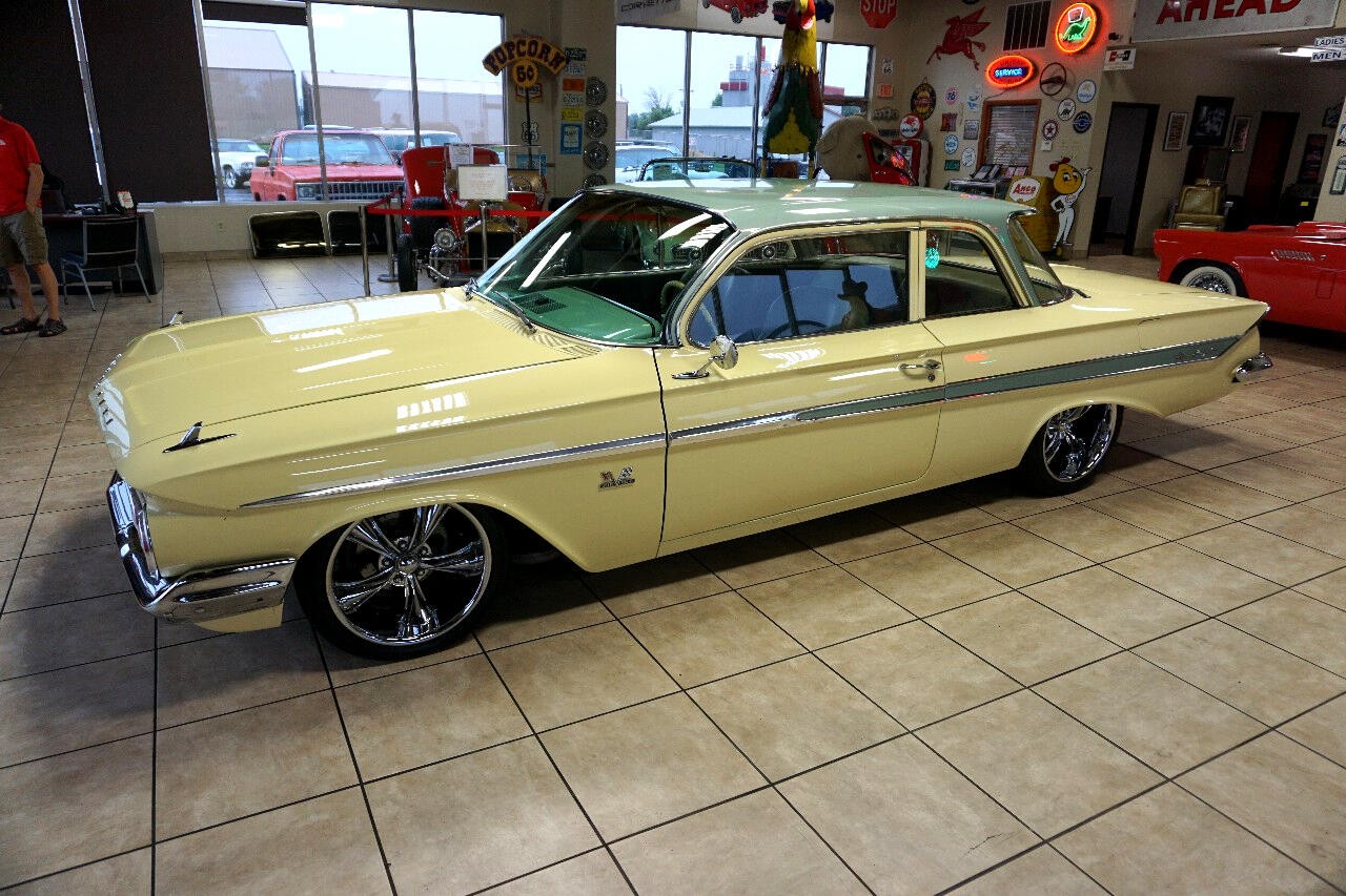 Chevrolet-Impala-1961-Classic-Car-3