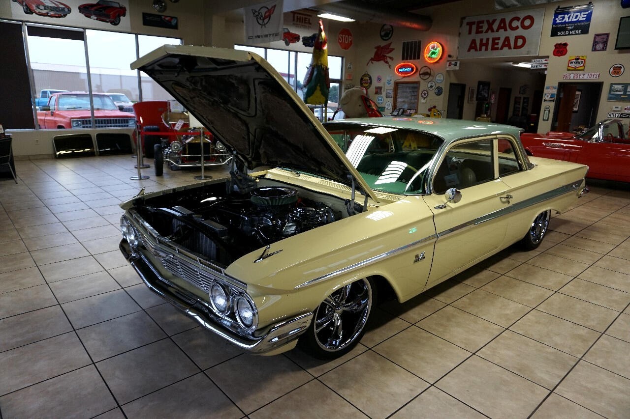 Chevrolet-Impala-1961-Classic-Car-30