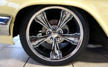 Chevrolet-Impala-1961-Classic-Car-35