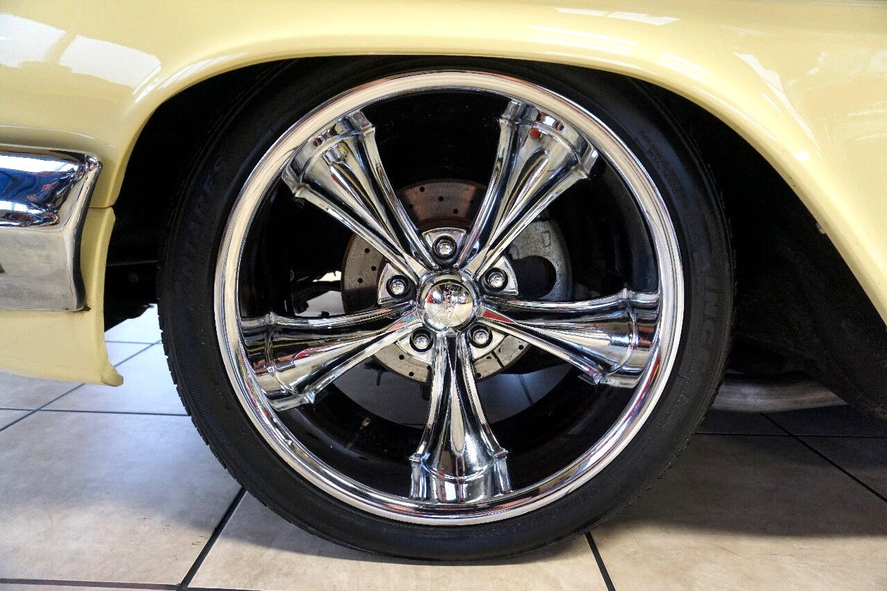 Chevrolet-Impala-1961-Classic-Car-35