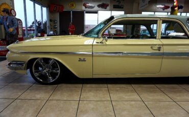 Chevrolet-Impala-1961-Classic-Car-38