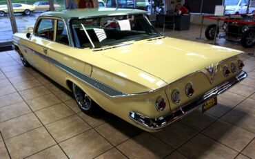 Chevrolet-Impala-1961-Classic-Car-5