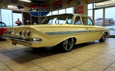 Chevrolet-Impala-1961-Classic-Car-8