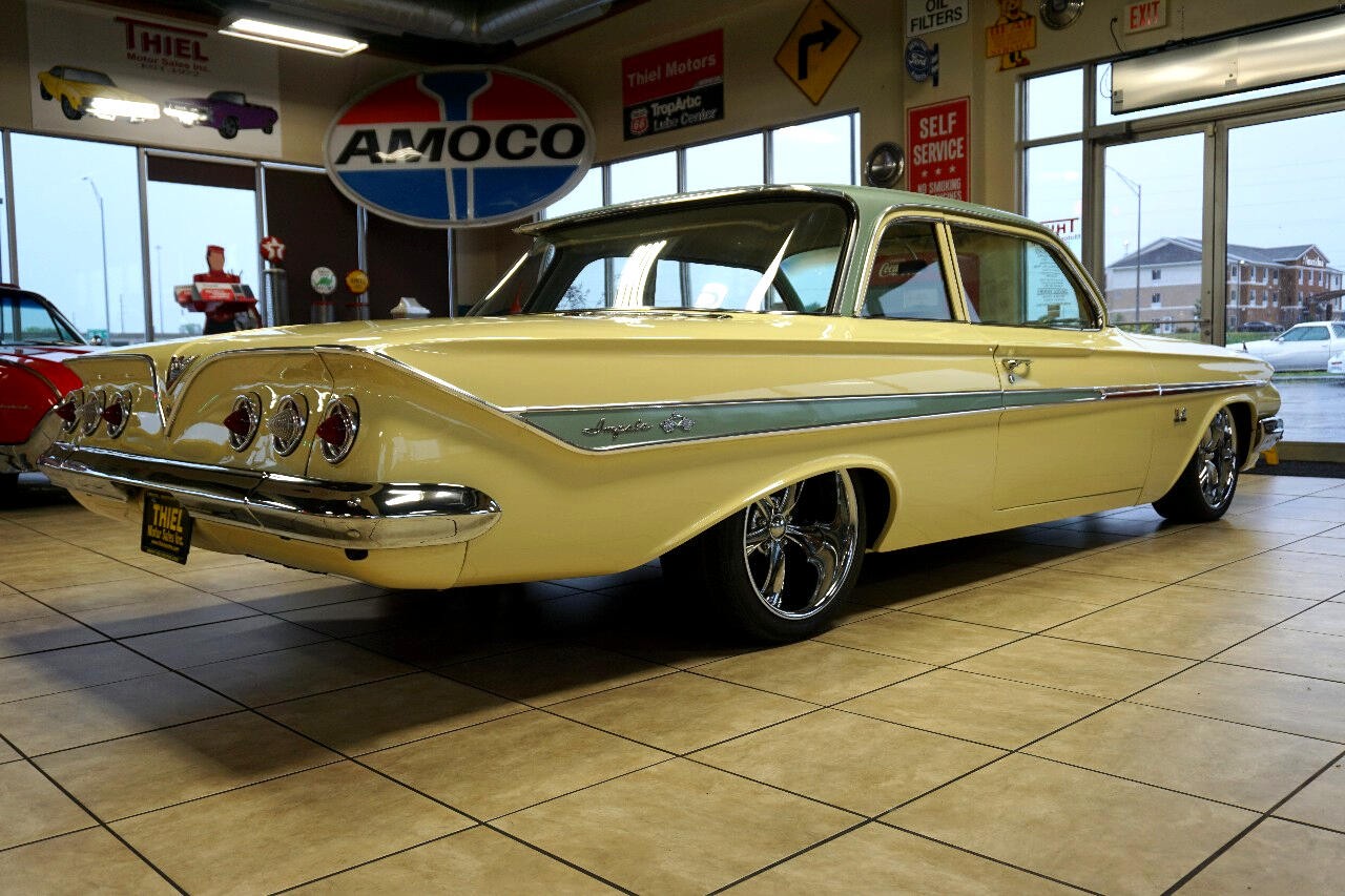 Chevrolet-Impala-1961-Classic-Car-8