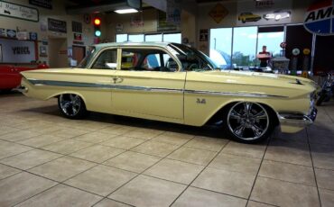Chevrolet-Impala-1961-Classic-Car-9