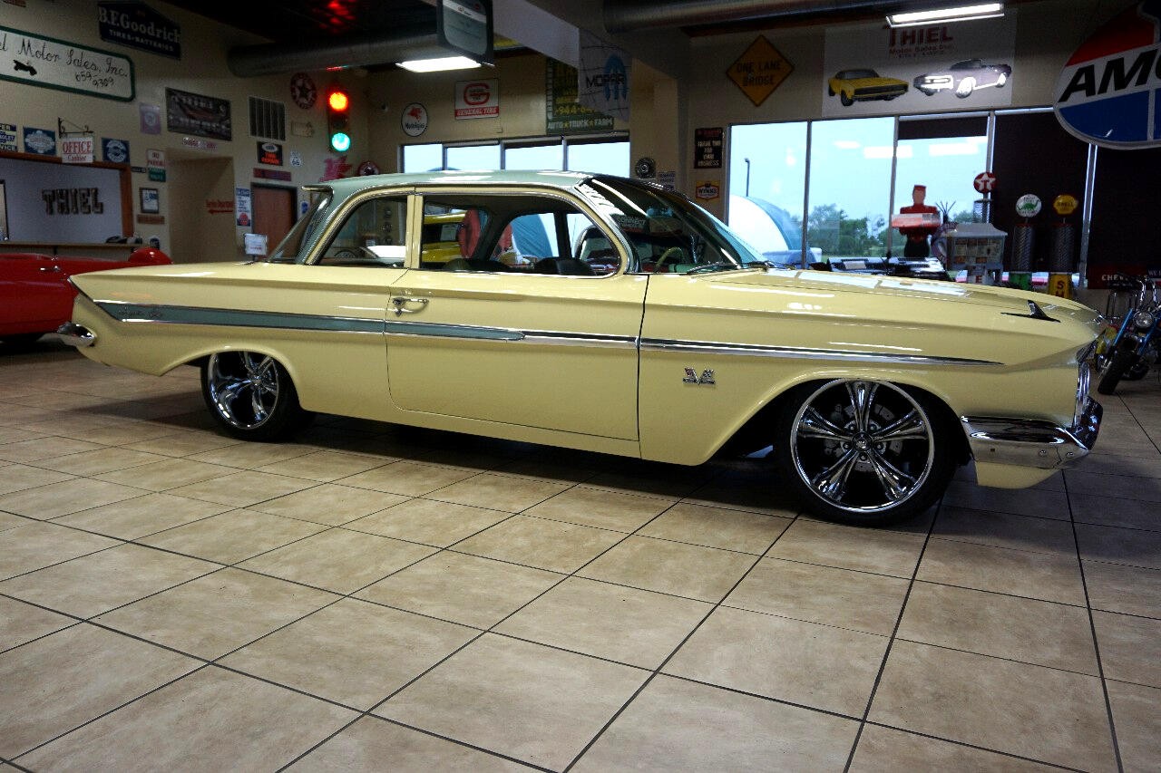 Chevrolet-Impala-1961-Classic-Car-9
