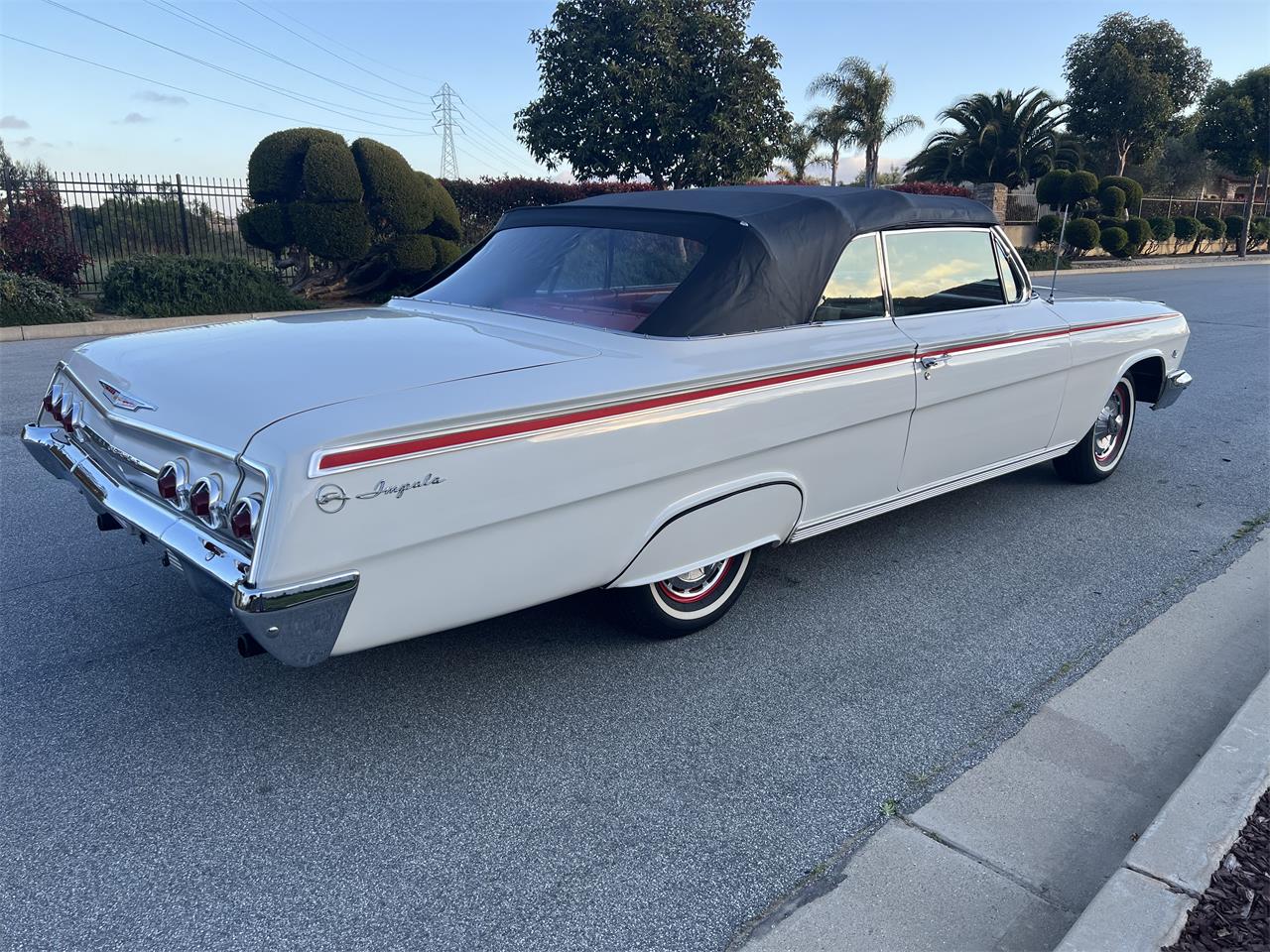Chevrolet-Impala-1962-White-Red-2