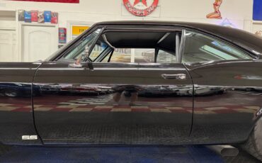 Chevrolet-Impala-1966-2-Door-23