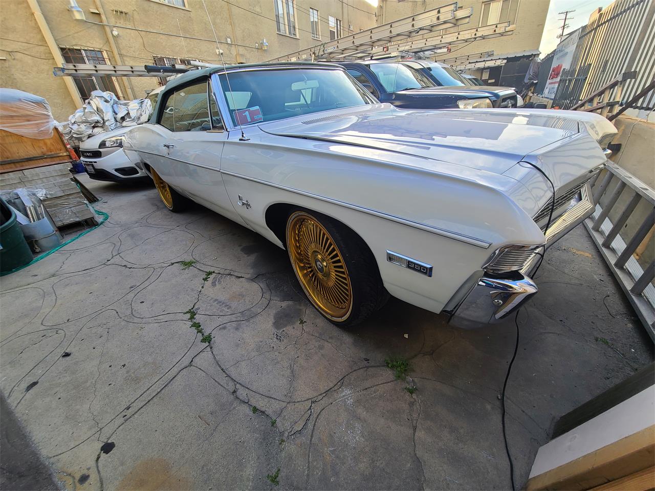 Chevrolet-Impala-1968-Pearl-White-Light-Blue-3