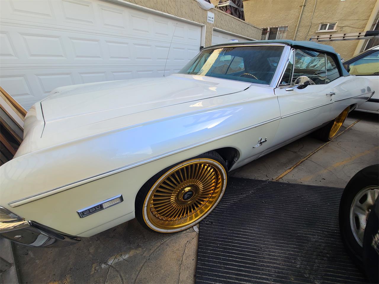Chevrolet-Impala-1968-Pearl-White-Light-Blue-4