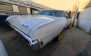 Chevrolet-Impala-1968-Pearl-White-Light-Blue-5