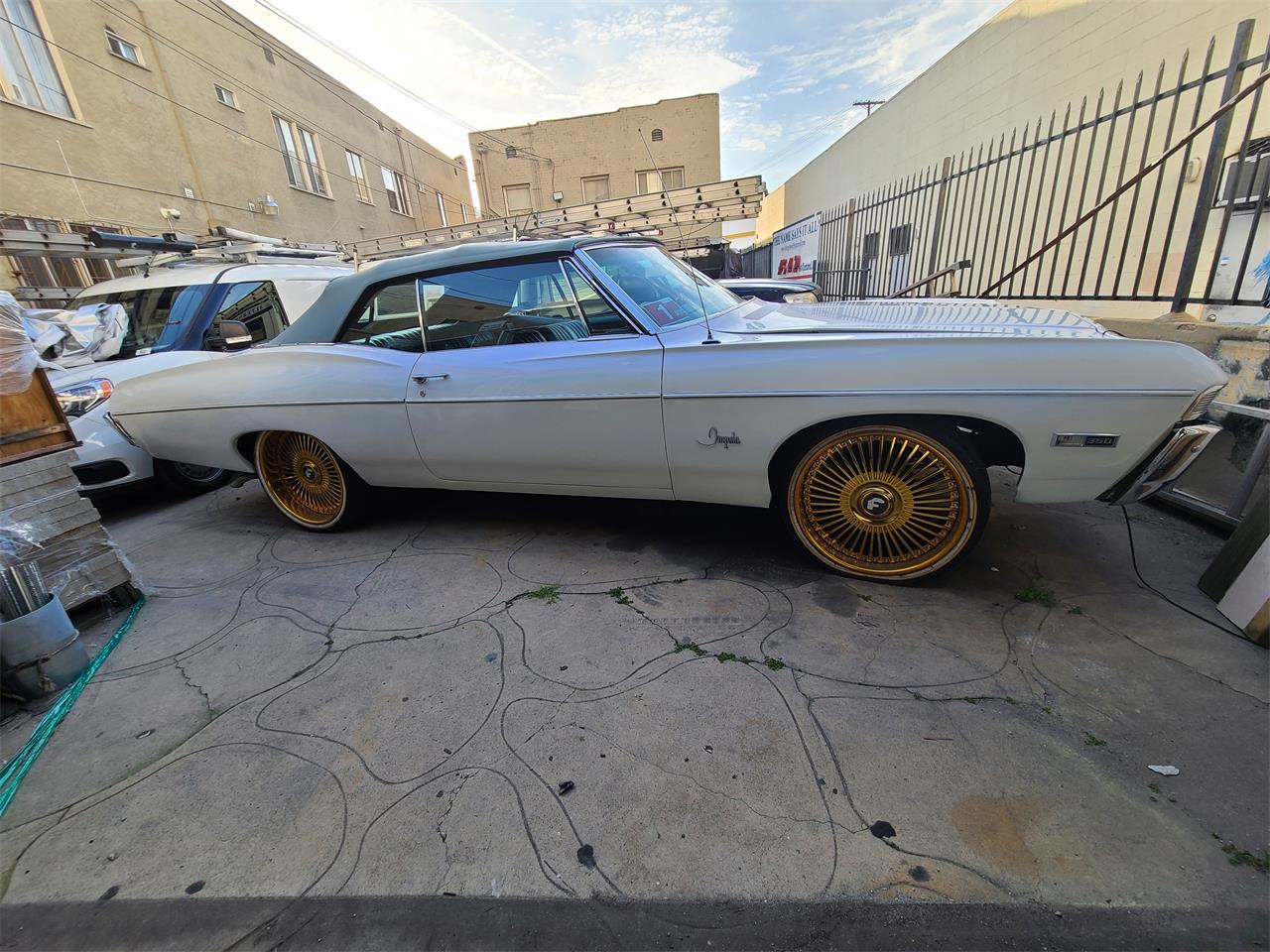 Chevrolet-Impala-1968-Pearl-White-Light-Blue-7