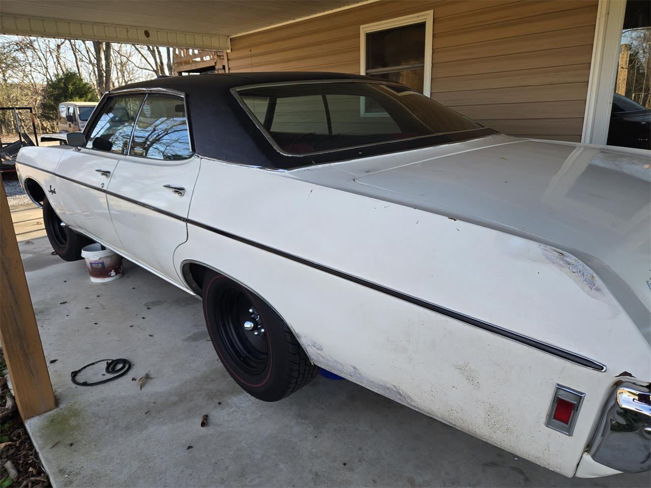 Chevrolet-Impala-1969-White-RedBlack-2
