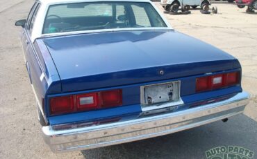 Chevrolet-Impala-1985-Sedan-15
