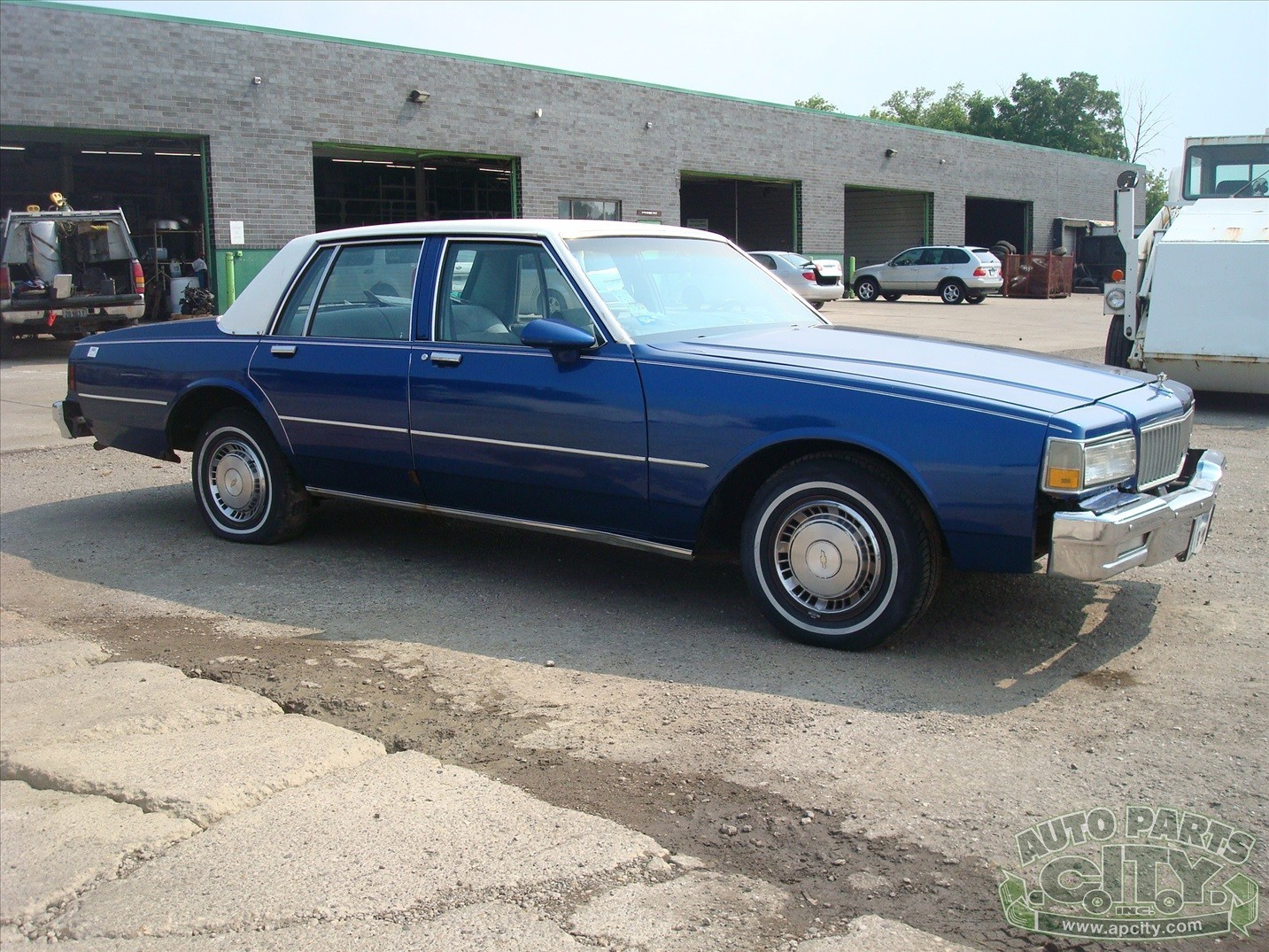 Chevrolet-Impala-1985-Sedan-18