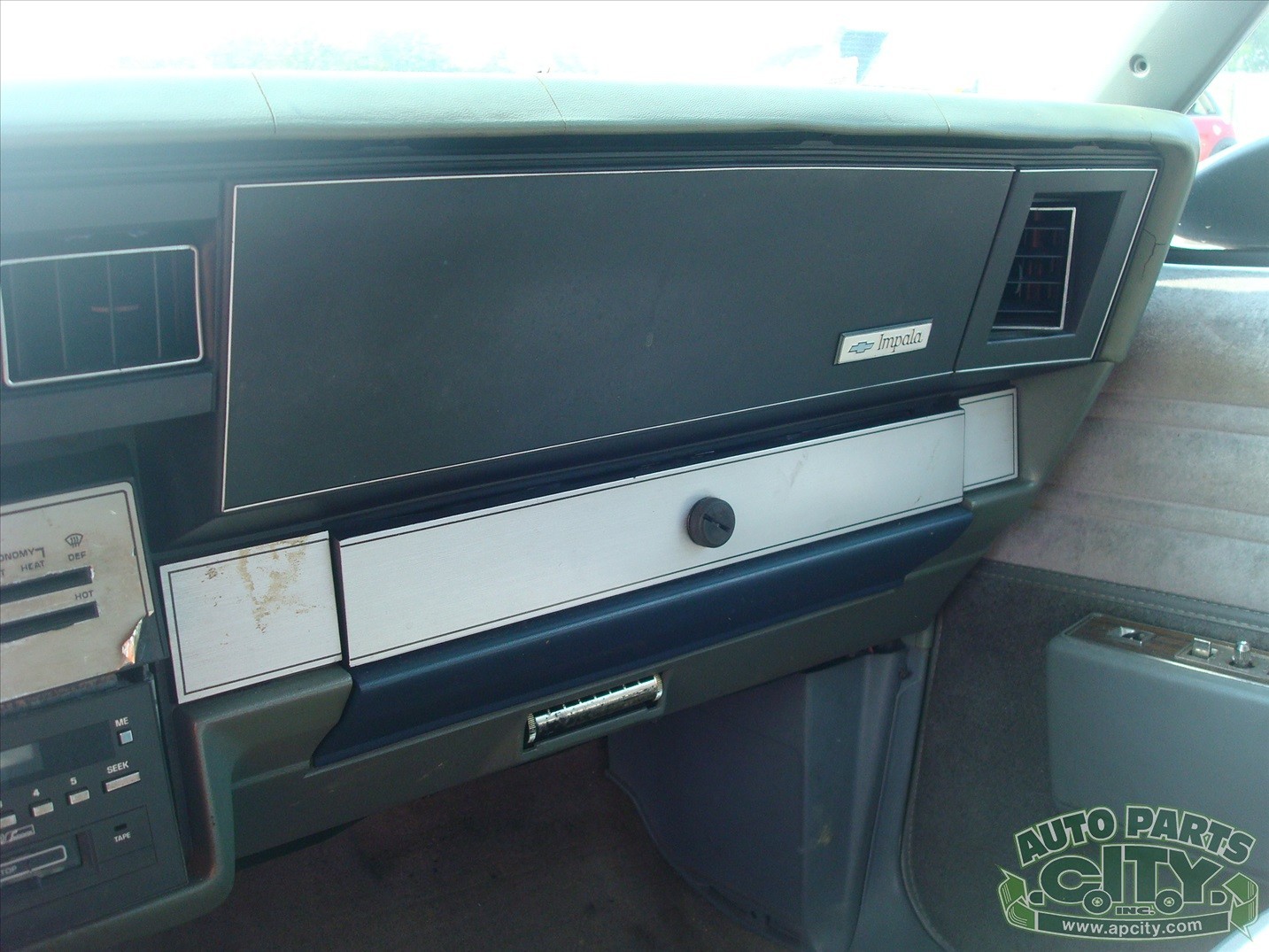 Chevrolet-Impala-1985-Sedan-25