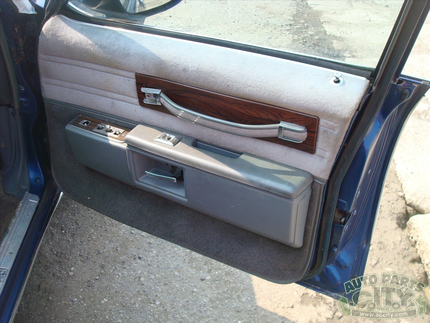 Chevrolet-Impala-1985-Sedan-30