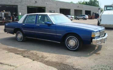 Chevrolet-Impala-1985-Sedan-35