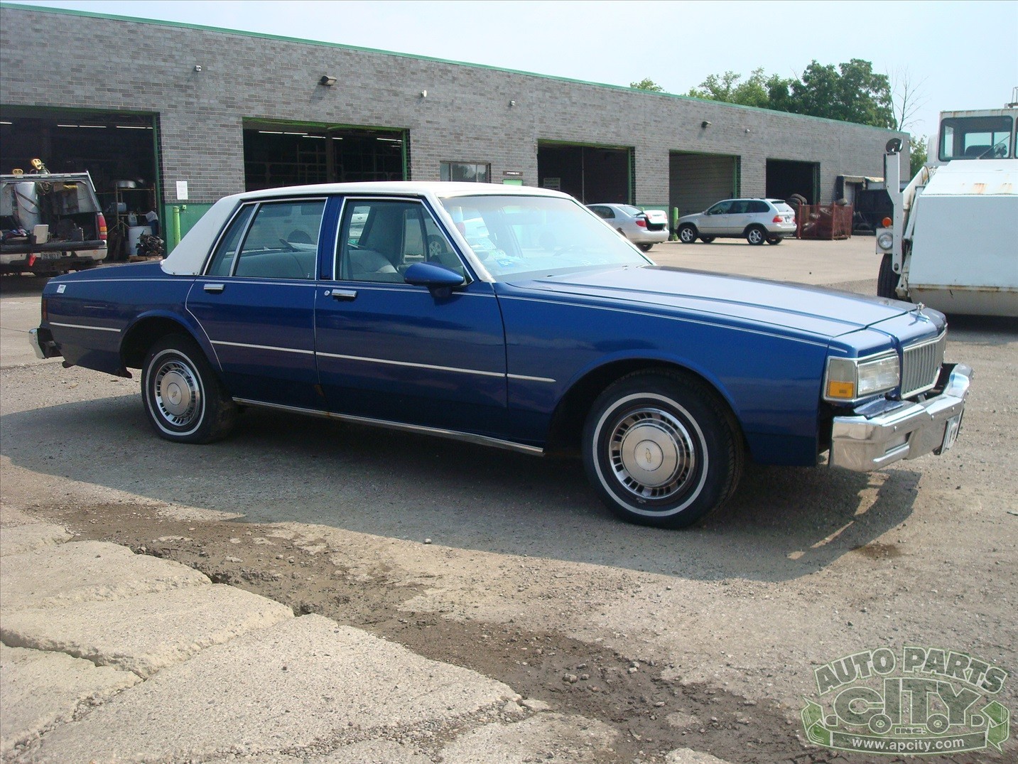 Chevrolet-Impala-1985-Sedan-35