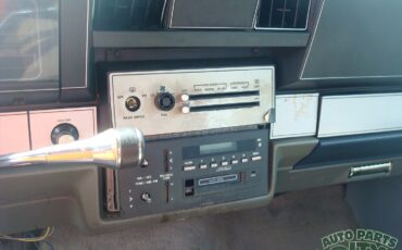 Chevrolet-Impala-1985-Sedan-36