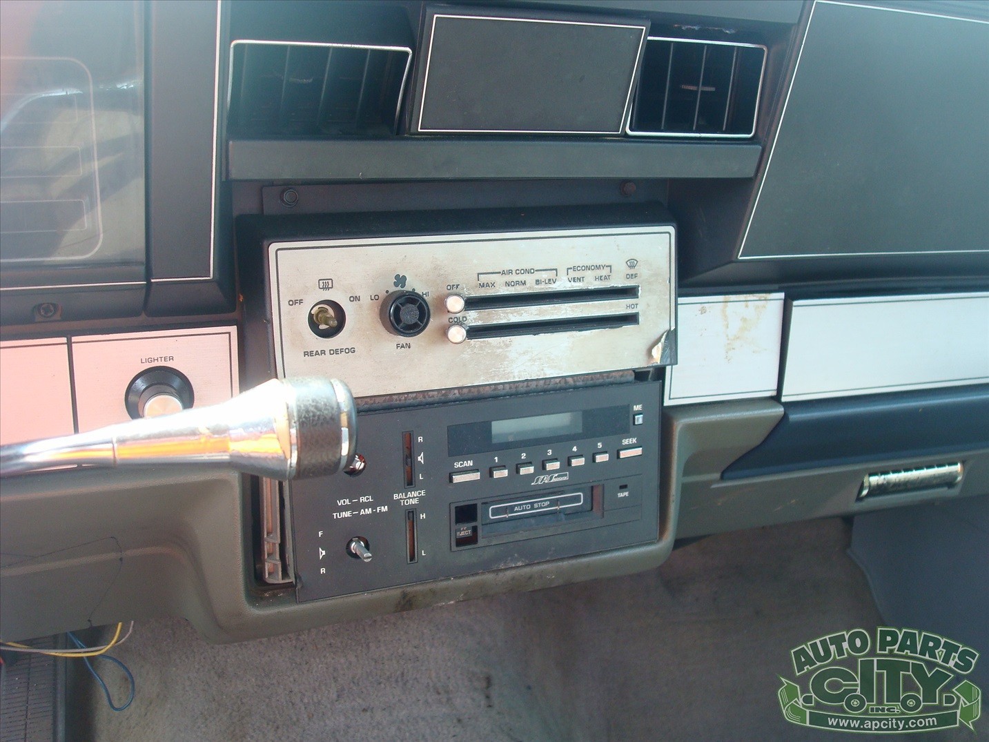 Chevrolet-Impala-1985-Sedan-36