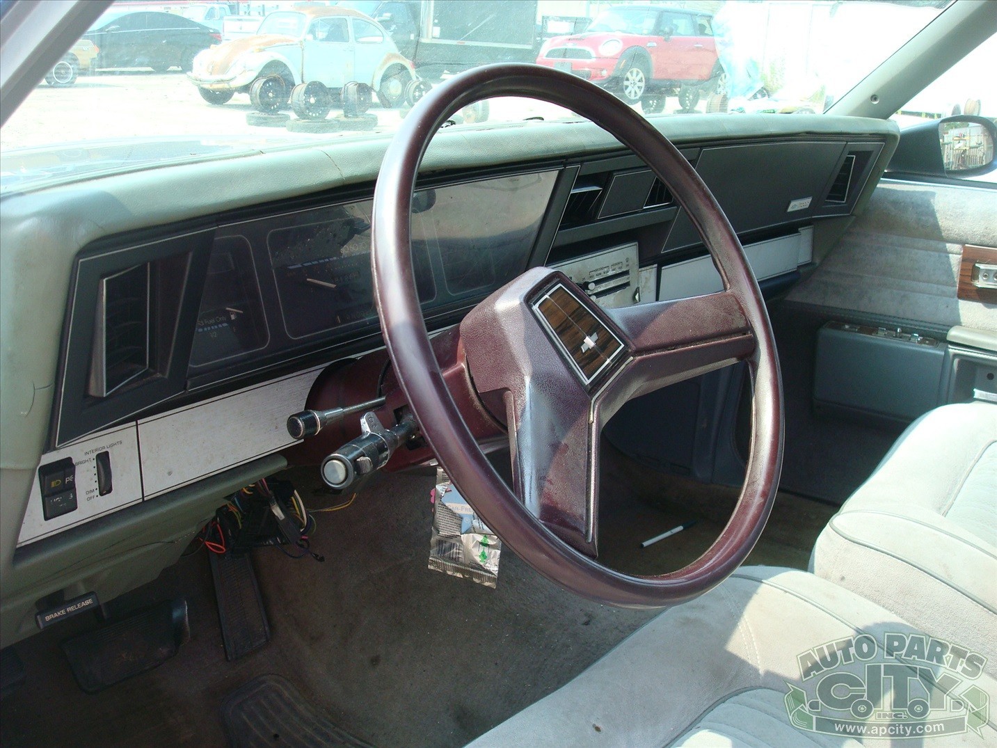 Chevrolet-Impala-1985-Sedan-37