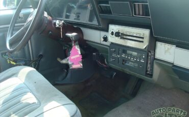Chevrolet-Impala-1985-Sedan-38