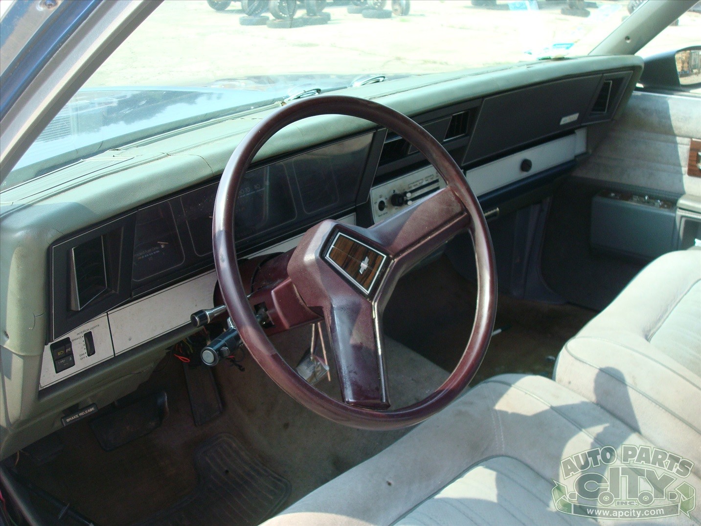 Chevrolet-Impala-1985-Sedan-5