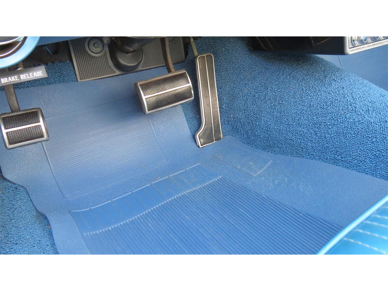 Chevrolet-Impala-ss-1967-white-bright-blue-15