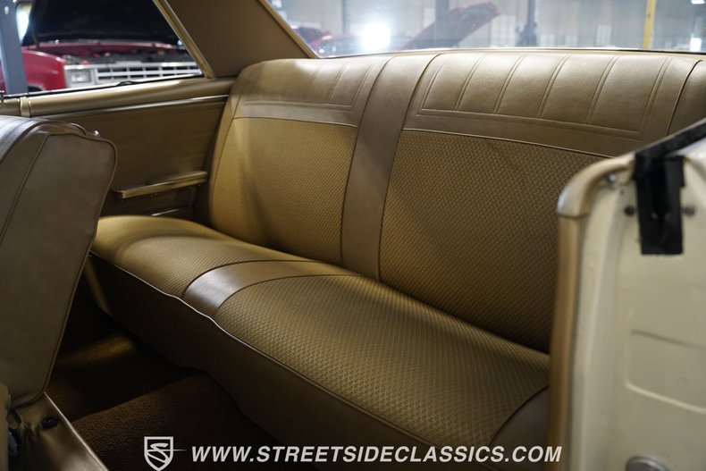 Chevrolet-Malibu-1965-Cameo-Beige-Medium-Saddle-44