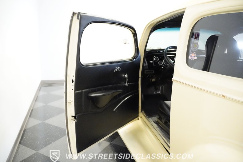 Chevrolet-Master-1936-Cream-Black-46