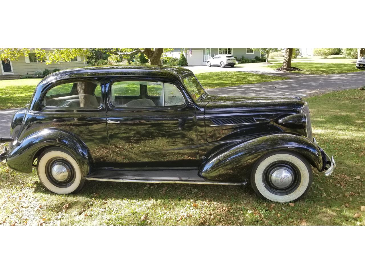 Chevrolet-Master-deluxe-1937-Black-Tan-1