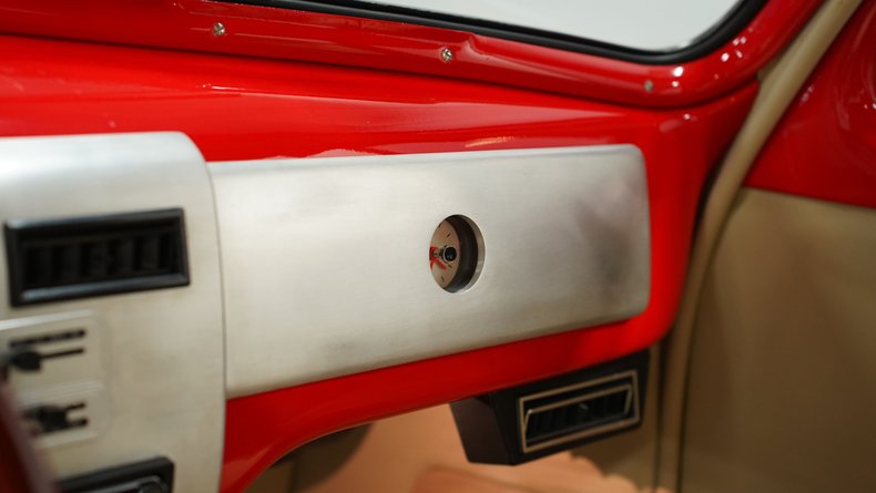 Chevrolet-Master-deluxe-1940-Race-Red-Cream-32