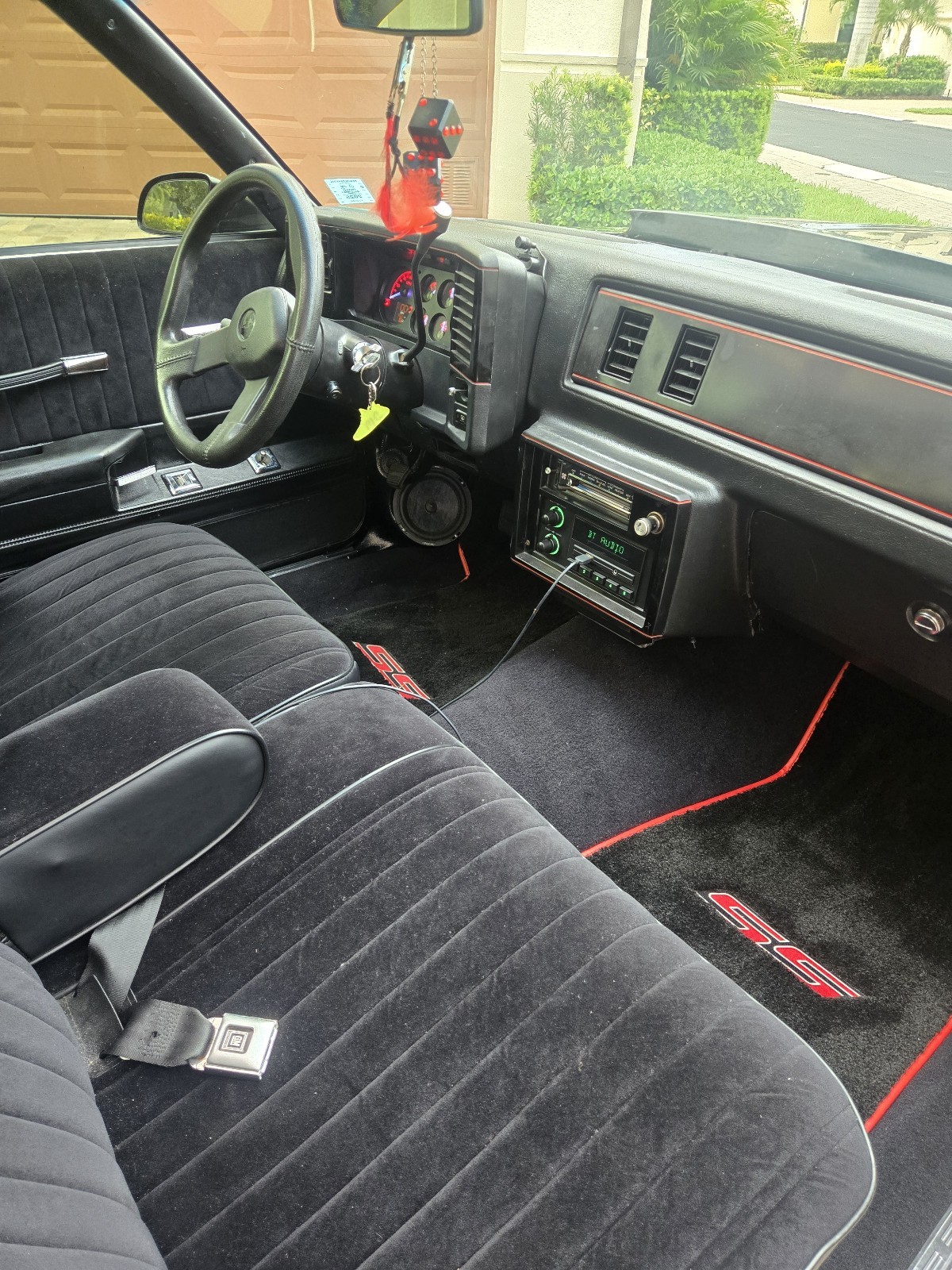 Chevrolet-Monte-Carlo-1987-12