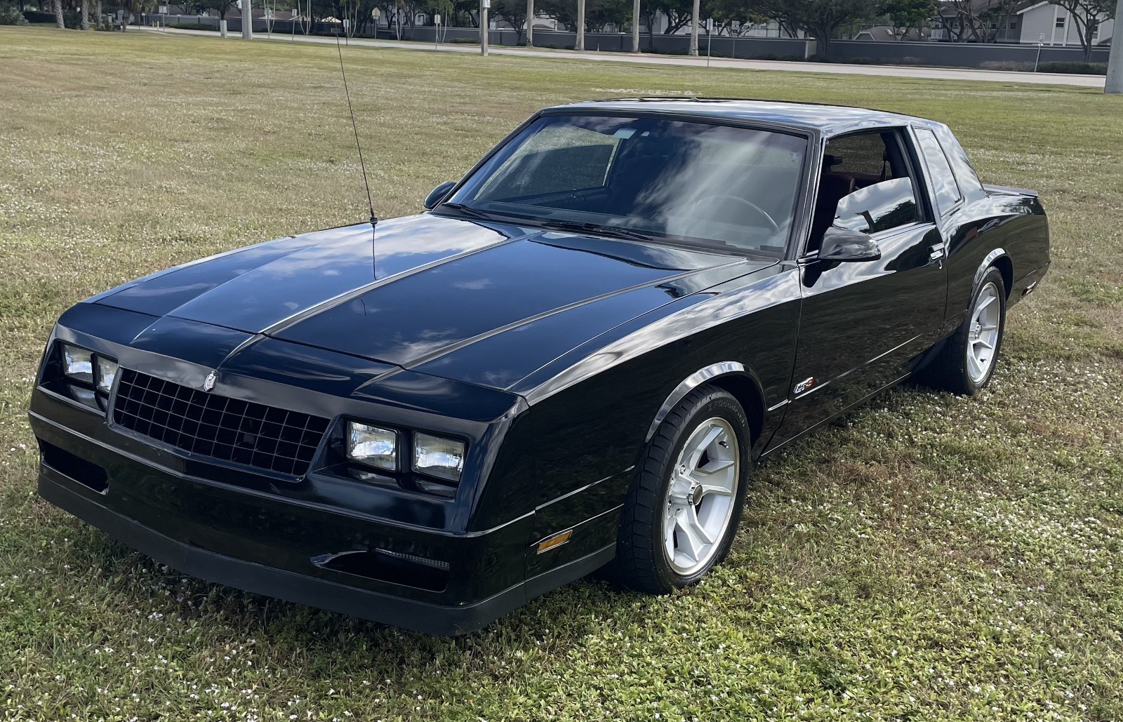 Chevrolet-Monte-Carlo-1988-Coupe