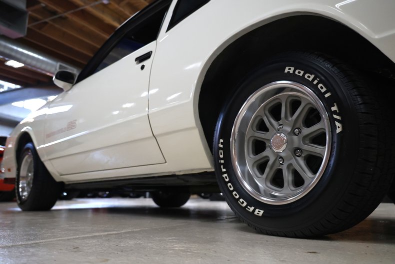 Chevrolet-Monte-carlo-1986-White-Burgundy-35