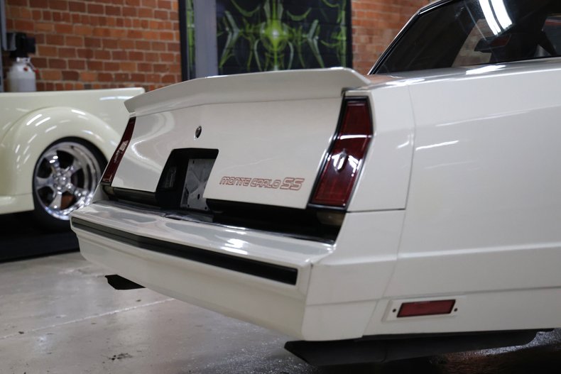 Chevrolet-Monte-carlo-1986-White-Burgundy-40