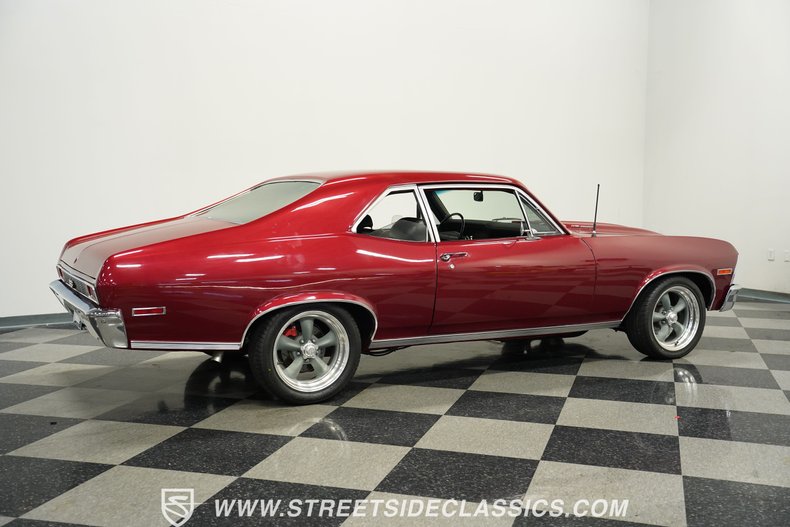 Chevrolet-Nova-1972-Maroon-Black-17