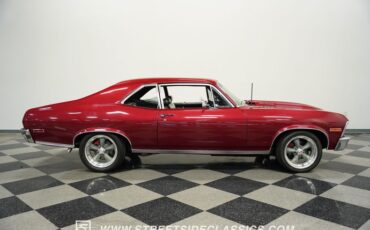 Chevrolet-Nova-1972-Maroon-Black-18