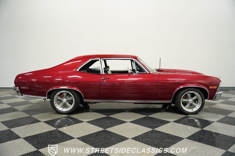Chevrolet-Nova-1972-Maroon-Black-18