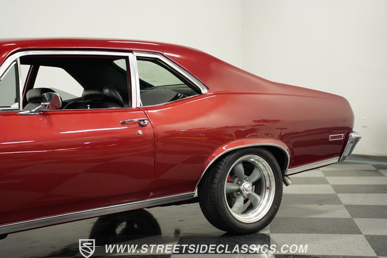 Chevrolet-Nova-1972-Maroon-Black-23