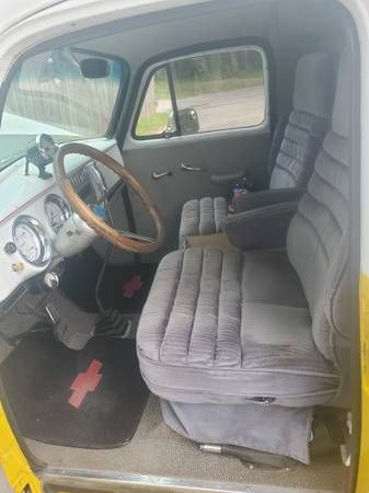 Chevrolet-Panel-truck-1955-Yellow-3