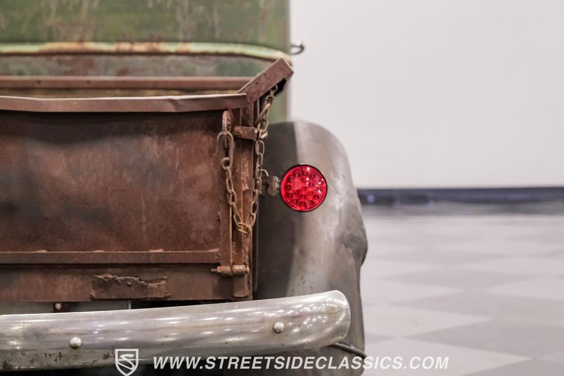 Chevrolet-Pickup-1947-Green-Patina-Saddle-10