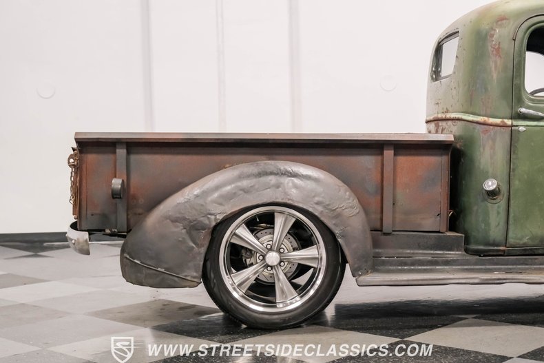 Chevrolet-Pickup-1947-Green-Patina-Saddle-12