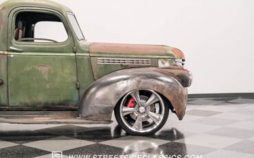 Chevrolet-Pickup-1947-Green-Patina-Saddle-13