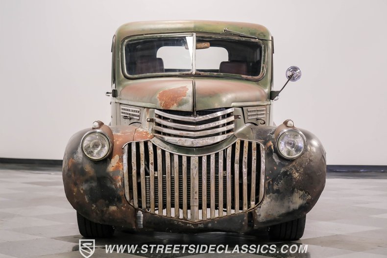 Chevrolet-Pickup-1947-Green-Patina-Saddle-17