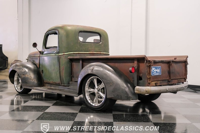 Chevrolet-Pickup-1947-Green-Patina-Saddle-18