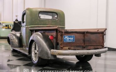 Chevrolet-Pickup-1947-Green-Patina-Saddle-20